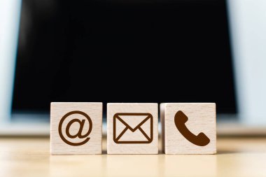 Ahşap blok sembolü telefon, posta, adres ve cep telefonu. Web sitesi bizimle ya da e-posta pazarlama konseptiyle iletişime geçin