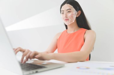 Bilgisayar laptopunda biyometrik yüz tanıma sistemi. Fotoğraflı yüz tanıma yazılımı veri korumasını açar