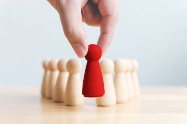 İnsan kaynakları, yetenek yönetimi, işe alım çalışanı başarılı iş dünyası lideri konsepti. El, kalabalığın arasından çıkan tahta insanları seçer..