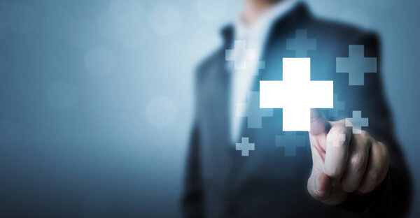 Деловой человек рука прикосновение плюс знак значок означает, чтобы предложить положительные вещи (как преимущества, личностное развитие, социальная сеть)