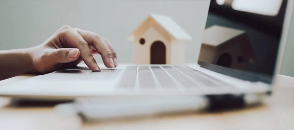 Concetto Investimento Immobiliare Mutuo Immobiliare Casa Residenziale Mano Utilizzando Computer — Foto Stock