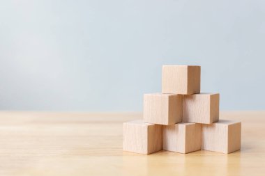 Ahşap blok merdiven gibi dizilmiş. Büyüme süreci için iş konsepti