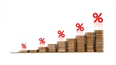 Bozuk para yığını, beyaz arka planda% kırmızı renk ikonu, Risk Yönetimi iş finansmanı ve yatırım yüzdesi artış faiz oranlarının yönetimi kavramının izole edildiği grafiği yükselt