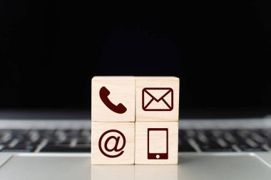 Klavyedeki ahşap blok sembolü telefon, posta, adres ve cep telefonu. Web sitesi bizimle ya da e-posta pazarlama konseptiyle iletişime geçin