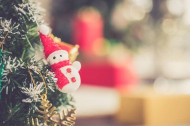 Bulanık arkaplanda Noel ağacı süslemeleri