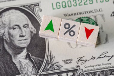 FED kavramı, federal rezerv sistemi, Amerika Birleşik Devletleri 'nin merkez bankacılık sistemidir ve faiz oranlarını değiştirir. Tahta küpte yüzde simgesi ve ok simgesi