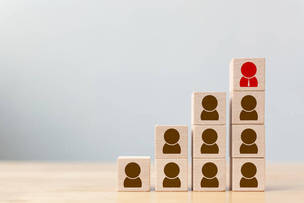 Управление персоналом и талантами и рекрутинг бизнес-концепция, Деревянный куб блок на верхней лестнице