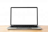 Laptop üres képernyő fa asztal elszigetelt, mockup, sablon a szöveg, Vágási útvonalak szerepelnek a háttér és eszköz képernyőn