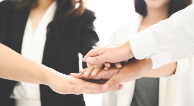 Genç iş adamları ellerini birleştiriyor. Bir yığın el. Birlik ve takım çalışması kavramı.