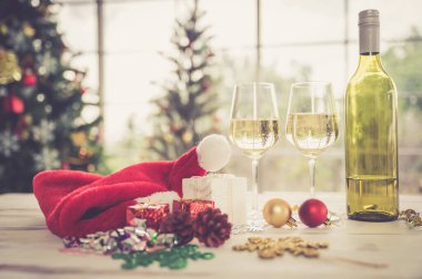 Noel ve yeni yıl partisi şampanya ve süs ağacı ile