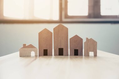 Ahşap ev modeli ahşap masa, ipotek ve gayrimenkul yatırımı