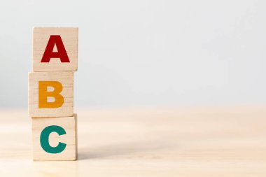 ABC harfleri tahta küpler üzerine alfabe harfleri. Tahta masanın üzerinde sütun şeklinde.