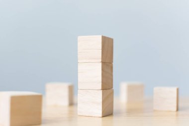 Tahta masa ile ahşap blok üst istifleme. Büyüme süreci için iş konsepti