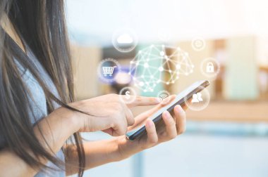 İkona teknolojisi, yapay zeka (yapay zeka) ve internet kullanan bir kadın eli (IOT))