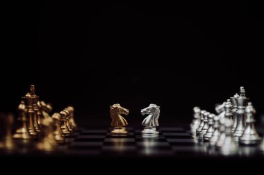 İş rekabeti ve strateji planı. Satranç tahtası oyunu altın ve gümüş rengi