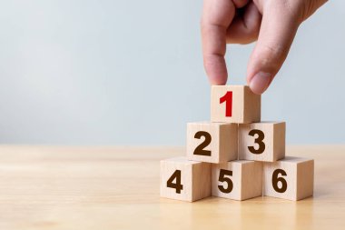 Tahta bloğu basamaklarda numara olarak diziyorum. En iyi iş hizmetleri derecelendirme müşteri deneyimi konsepti 