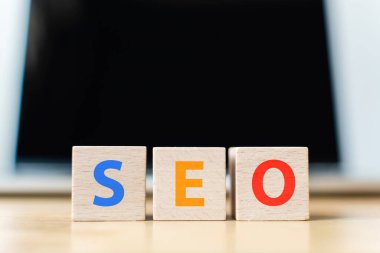 Arama motoru optimizasyon konsepti. Kelime SEO ve dizüstü bilgisayarla tahta blok şekli