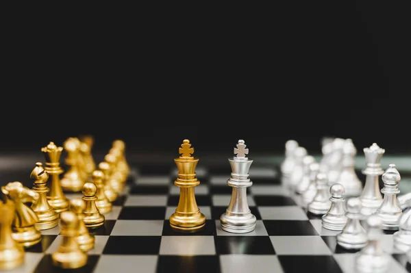 Koncept Podnikatelské Soutěže Strategického Plánu Šachovnice Hra Zlatá Stříbrná Barva — Stock fotografie