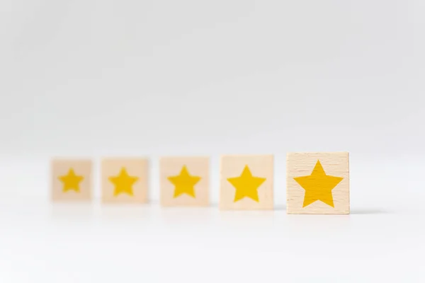 白色背景上有五星形的木制立方体 最佳优秀业务服务评价客户体验概念 — 图库照片