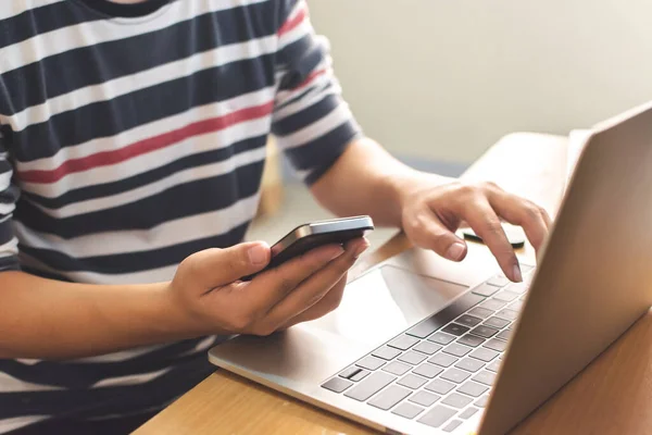 Imagem Close Mãos Masculinas Trabalhando Laptop Segurando Telefone Inteligente Móvel — Fotografia de Stock