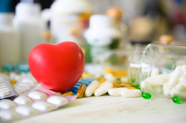 Icône Coeur Rouge Médicament Pilule Comprimé Sur Table Bois Concept — Photo