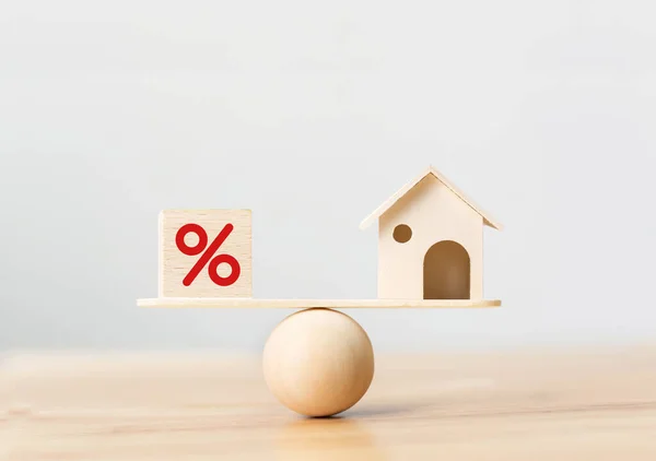 金融和抵押贷款利率概念 木制家庭和立方体块的形状 图标百分比在木材刻度上 — 图库照片