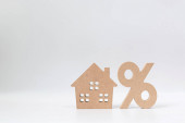Kamatláb ingatlan befektetési jelzálog koncepció. Százalék és ház jel szimbólum ikon fa fehér háttér