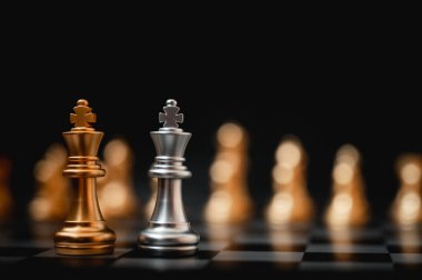 Lider ve başarılı iş yarışması konsepti. Satranç tahtası stratejisi