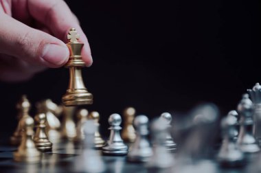 Başarılı iş rekabeti lideri konsepti, satranç tahtası oyunu, altın piyon.