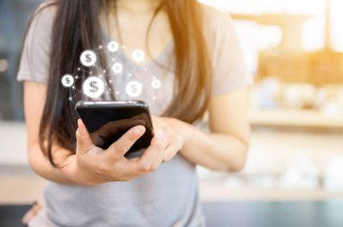 Çevrimiçi işlem uygulaması olan cep telefonunu kullanarak resmi kapat, finans teknolojisi (fintech) ve ICO İlk para şirkete finansal internet yenilik teknolojisi sunar