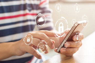 Bağlı aygıtlar ve kişisel veri bilgilerinden oluşan ikon grafik siber güvenlik ağına sahip cep telefonu kullanan erkek ellerinin yakın plan resmi