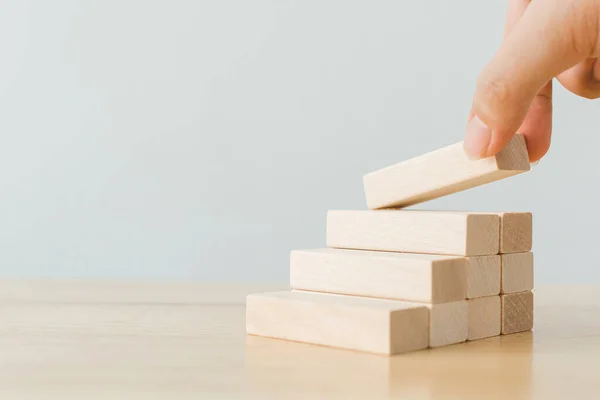 Mano Que Arregla Apilamiento Del Bloque Madera Como Escalera Del — Foto de Stock