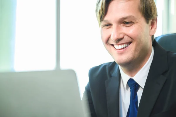 Jovem Empresário Bonito Feliz Sorriso Ele Trabalhando Com Laptop Sala — Fotografia de Stock