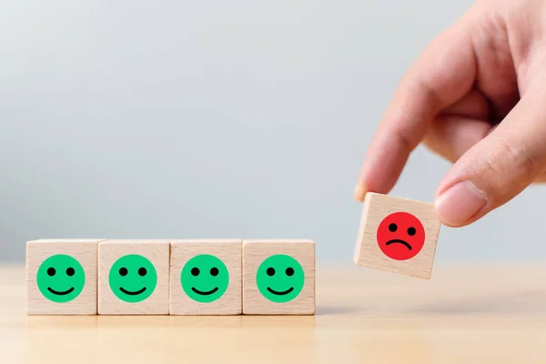 Drewniany Blok Ikoną Twarzy Emocji Szczęścia Smutku Unikalne Myśleć Inaczej — Zdjęcie stockowe