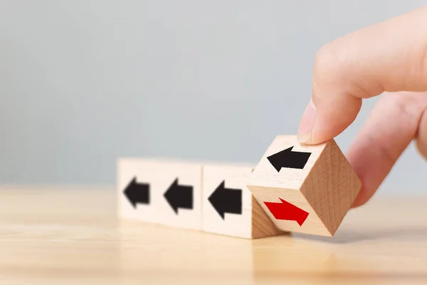 Voltear Mano Sobre Bloque Cubo Madera Con Flecha Roja Hacia —  Fotos de Stock