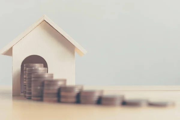 不動産投資と住宅ローンの財務コンセプト 木製の家とお金コインスタック — ストック写真