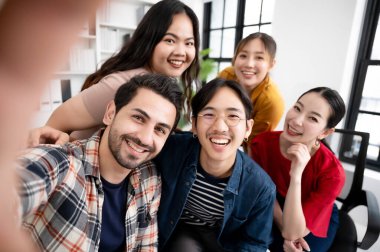 Grup genç adam ve kadın takımının selfie 'si. Birlikte eğleniyorlar.