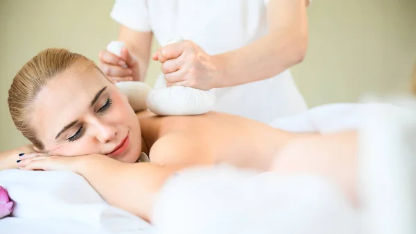 Gezondheidszorg Thaise Massage Mooie Vrouw Krijgen Thai Kruiden Bal Kompres — Stockfoto