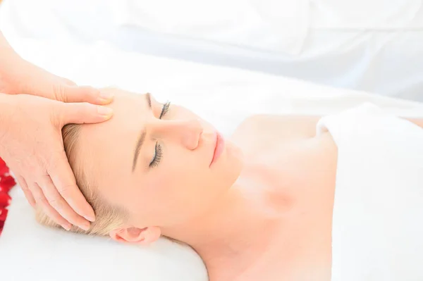 Bella Donna Che Riceve Massaggio Alla Testa Viso Nel Salone — Foto Stock