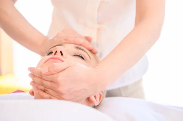 Mooie Vrouw Die Hoofd Gezichtsmassage Krijgt Spa Salon Concept Van — Stockfoto