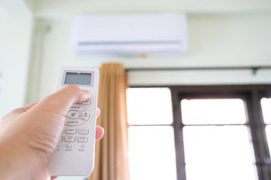 Enerji tasarrufu kavramı sürdürülebilirlik dünyasını kurtarır. Uzaktan kumandalı düğmeye bas ve çalışan makineyi kapat
