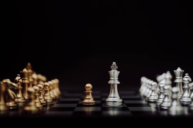 İş rekabeti ve strateji planı. Satranç tahtası oyunu altın ve gümüş rengi