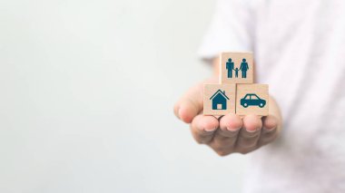 Sağlık, yaşam, kaza ve ikon sağlık, ev, aile, araba ve yatırımla seyahat sigortası kavramı