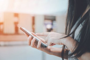 Cep telefonunu kullanan kadının resmini kapat.