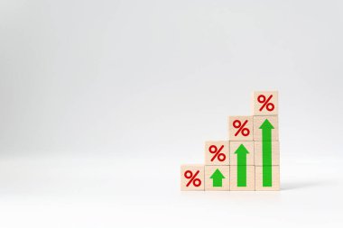 Faiz oranı finansal ve ipotek oranları kavramı. Tahta küp bloğu simge yüzdesi sembolü ve yukarı doğru ok ile tepesinde artıyor