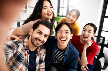 Grup genç adam ve kadın takımının selfie 'si. Birlikte eğleniyorlar.