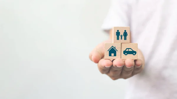 Sağlık, yaşam, kaza ve ikon sağlık, ev, aile, araba ve yatırımla seyahat sigortası kavramı