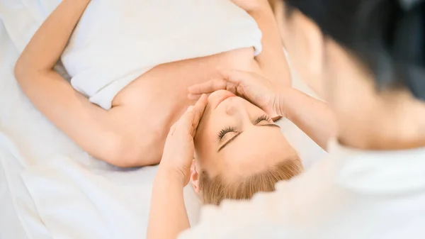 Beautiful Woman Receiving Head Facial Massage Spa Salon Concept Body — Stock Photo, Image