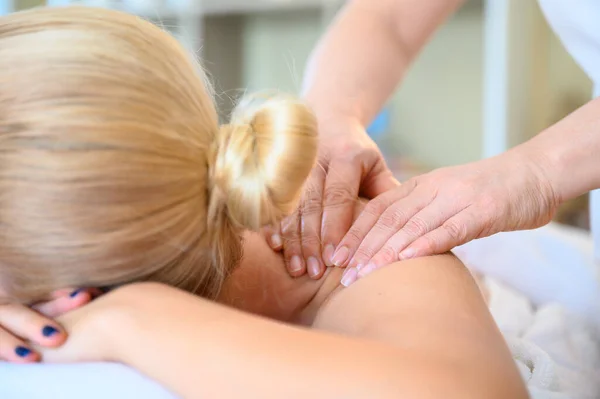 Health Care Thai Massage Beautiful Woman Getting Back Shoulder Massage — Stock Photo, Image