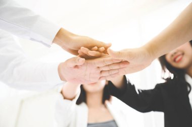 Genç iş adamları ellerini birleştiriyor. Bir yığın el. Birlik ve takım çalışması kavramı.